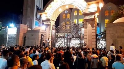 انهيار وبكاء خلال توديع جثمان الأنبا هدرا مطران أسوان