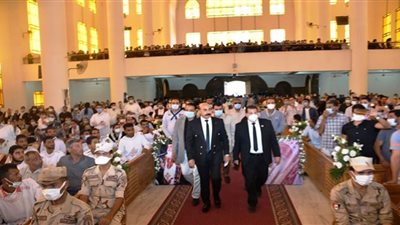 محافظ أسوان يشارك في صلاة الجنازة على الأنبا هدرا ( وفيديو)