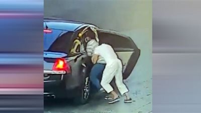 لحظة اختطاف عامل بمحطة وقود في وضح النهار بالسعودية (شاهد)