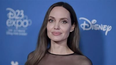 صور.. أنجلينا جولي مع ابنتها في حفل Variety's Power Of Women