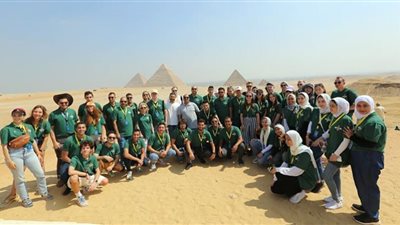 شباب المنتدي المصري الروسي في زيارة الاهرامات