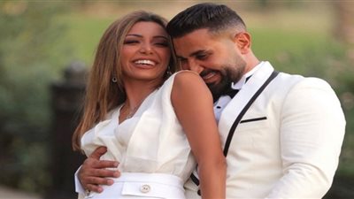 (فيديو) زوجة أحمد سعد تقبل يده على الهواء.. السبب غير متوقع