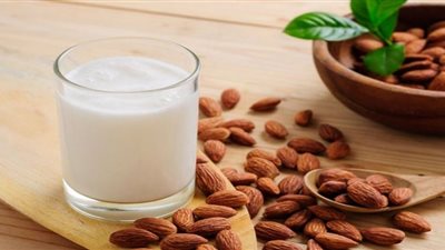 رغم فوائده العديدة.. دراسة تكشف تأثيرًا مضرًا لحليب اللوز