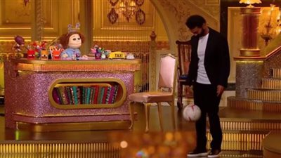 (شاهد) مفاجأة خالد النبوي لأحد معجبيه مع أبلة فاهيتا