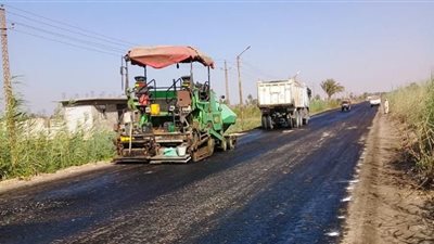 استكمال أعمال رصف طريق بني صالح كمن تلت في بني سويف