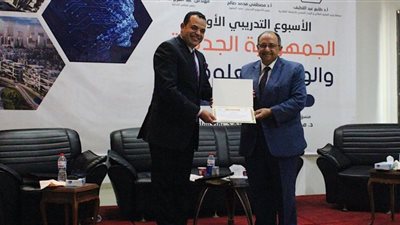 تكريم الإعلامي أيمن عدلي بالمنصورة بعد محاضرة عن الوعي المعلوماتي