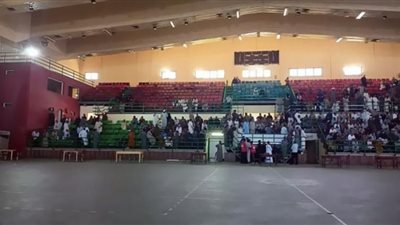 استمرار توافد المواطنين علي الصالة المغطاه بقنا لتلقى لقاح كورونا