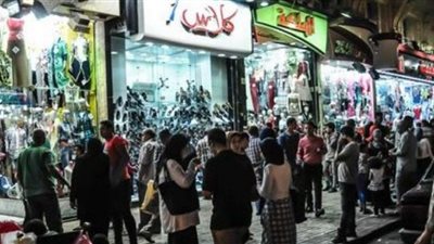 المناطق الشعبية تتجاهل قرار مواعيد غلق المحال والمولات التجارية