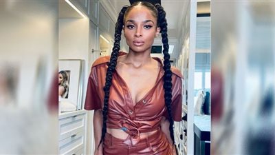 سيارا هاريس تشعل الإنستجرام بفستان أسود (صور)