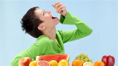 طبيبة تكشف مخاطر الإفراط في تناول الفواكه