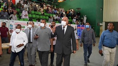 محافظ قنا يتابع أعمال تطعيم المواطنين بلقاح كورونا بالصالة المغطاه