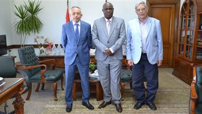 الدكتور أشرف الغندور يستقبل السفير الأوغندي لبحث سبل التعاون بين الجانبين وإقامة مشروعات علمية مشتركة