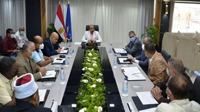 محافظ أسوان يعقد اجتماعًا موسعا لأخذ إجراءات طارئة بعد ارتفاع نسبة الإصابات بالكورونا