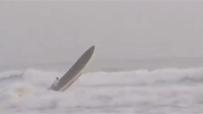 صياد متهور يناطح الإعصار 