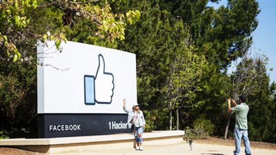 لماذا تعطل Facebook و Instagram و WhatsApp | سقوط إمبراطورية مارك زوكربيرج