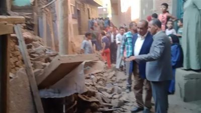 رئيس مركز الفشن يشرف على تنفيذ الإجراءات اللازمة حيال سقوط بعض أجزاء من منزل بالطوب اللبن بقرية الشقر