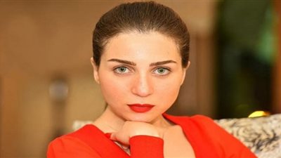شاهد..مى عز الدين فى 10 إطلالات ناعمة دون مكياج