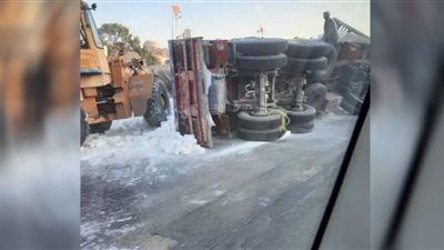 انقلاب سيارتين محملتين بالطوب على طريق المريوطية