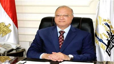 محافظ القاهرة يضع إكليلًا الزهور على مقابر شهداء المنطقة العسكرية