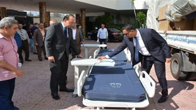 محافظ الدقهلية يتفقد أسرة العناية المركزة المهد اه من جهاز المخابرات العامة لمستشفى المنزلة