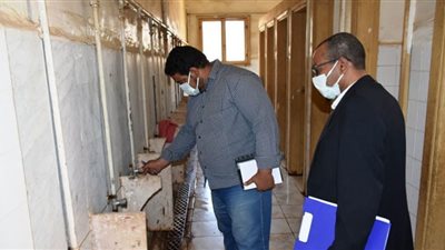 نائب محافظ أسوان ولجنة الأتوبيس الطائر يتفقدان مدارس إدفو في أسوان