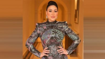 بوسي تستعرض أنوثتها بالتل اللامع (صور)