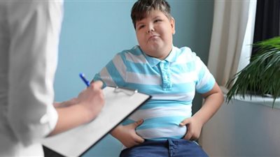 احذر جلوس طفلك أمام الشاشات| أسباب السمنة المفرطة عند الأطفال