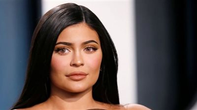 صور.. كايلي جينر تروج لمجموعتها الجديدة من المكياج على طريقة كيم كارداشيان