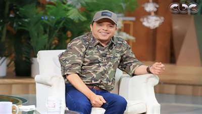 فيديو.. تعليق ساخر من محمد هنيدي على صورته في مرحلة الجامعة