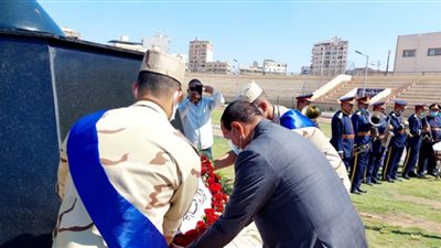 محافظ البحيرة ومدير الأمن يضعان إكليلًا من الزهور على النصب التذكاري للجندي المجهول