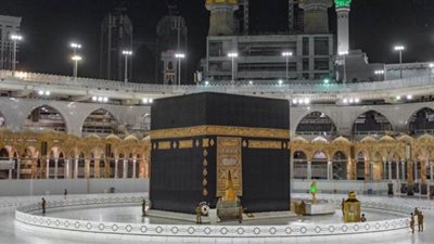 السعودية تمنح تصاريح أداء العمرة والصلاة في الحرمين لفئات محددة