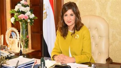 المصريون بالخارج يطالبون بكشف تفاصيل وثيقة التأمين .. ووزيرة الهجرة ترد