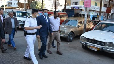 صور.. محافظ الدقهلية يتفقد مواقف السيارات بالمنصورة