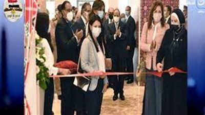 الباز عن صورة السيسي خلف 4 وزيرات: نرى تمكين حقيقي للمرأة