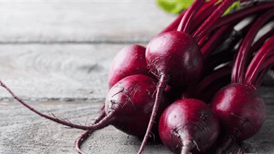 منها فيتامينات ومعادن.. فوائد مذهلة يحققها أكل البنجر