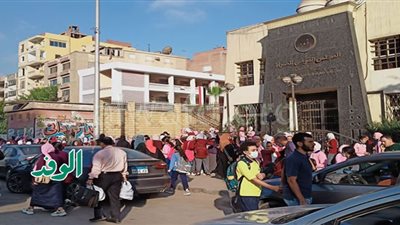 (صور) مئات الطلاب أمام مدارس الهرم وحضور كثيف لأولياء الأمور