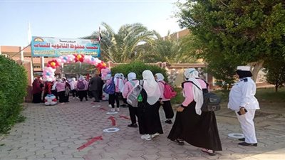 صور .. الشرطة النسائية تؤمن مدارس الوادي الجديد