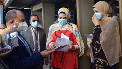 رئيس جامعة بنى سويف يستقبل الطلاب الجدد ويتابع حصولهم على لقاح كورونا