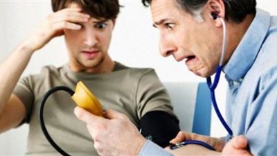 قد تسبب الوفاة.. طبيب يحذر من طريقة شائعة لعلاج ارتفاع الضغط