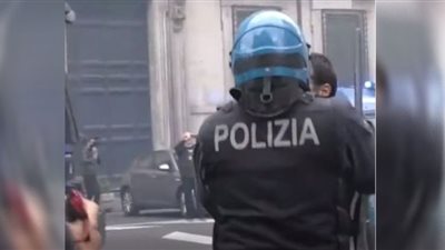 فيديو.. اشتباكات عنيفة بين الشرطة الإيطالية والمحتجين ضد إجراءات كورونا