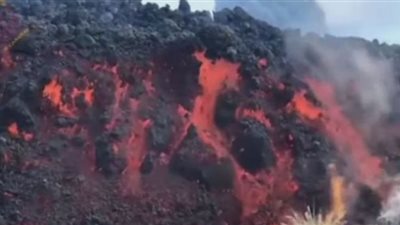 فيديو.. لقطات نادرة تظهر تقدمًا جديدًا لنهر الحمم البركانية في جزيرة لا بالما