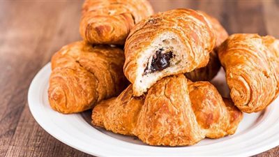 فرحي أولادك بفطار لذيذ.. طريقة تحضير كرواسون بالشوكولاتة والكراميل