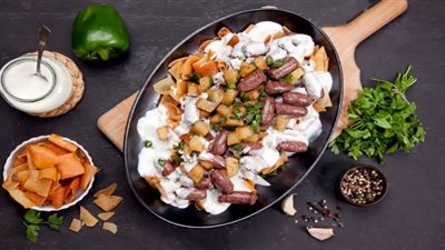 على خطى الشيف الشربيني.. طريقة تحضير فتة سجق بالحمص