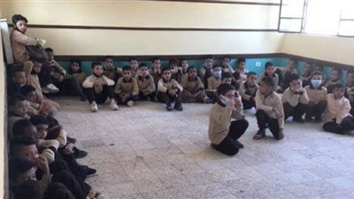 صور| طلاب يفترشون الأرض والإدارة التعليمية تعزل المدير