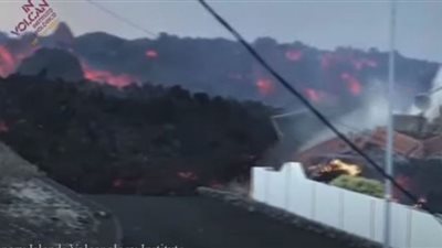 شاهد.. حمم بركان كومبري فييخا تقترب من المنازل في إسبانيا