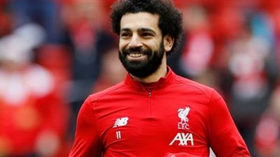 شاهد.. محمد صلاح يُهدي قميص ليفربول لـ