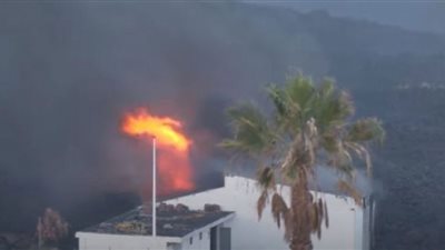 شاهد.. حمم بركان كومبري فييخا تشعل منازل جزيرة لا بالما
