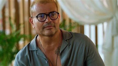 في عيد ميلاده.. تألق بملابس مستوحاة من الهضبة عمرو دياب (صور)