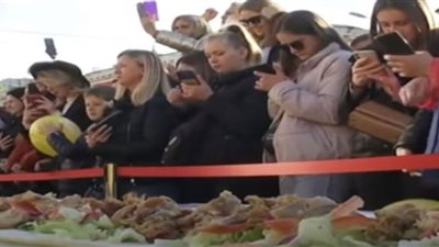 (فيديو) أطول ساندوتش شاورما في العالم.. شارك بتحضيره 120 طباخًا