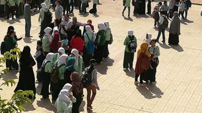 تزاحم طلاب لضم مدرستين وغضب أولياء الأمور بالمنوفية
